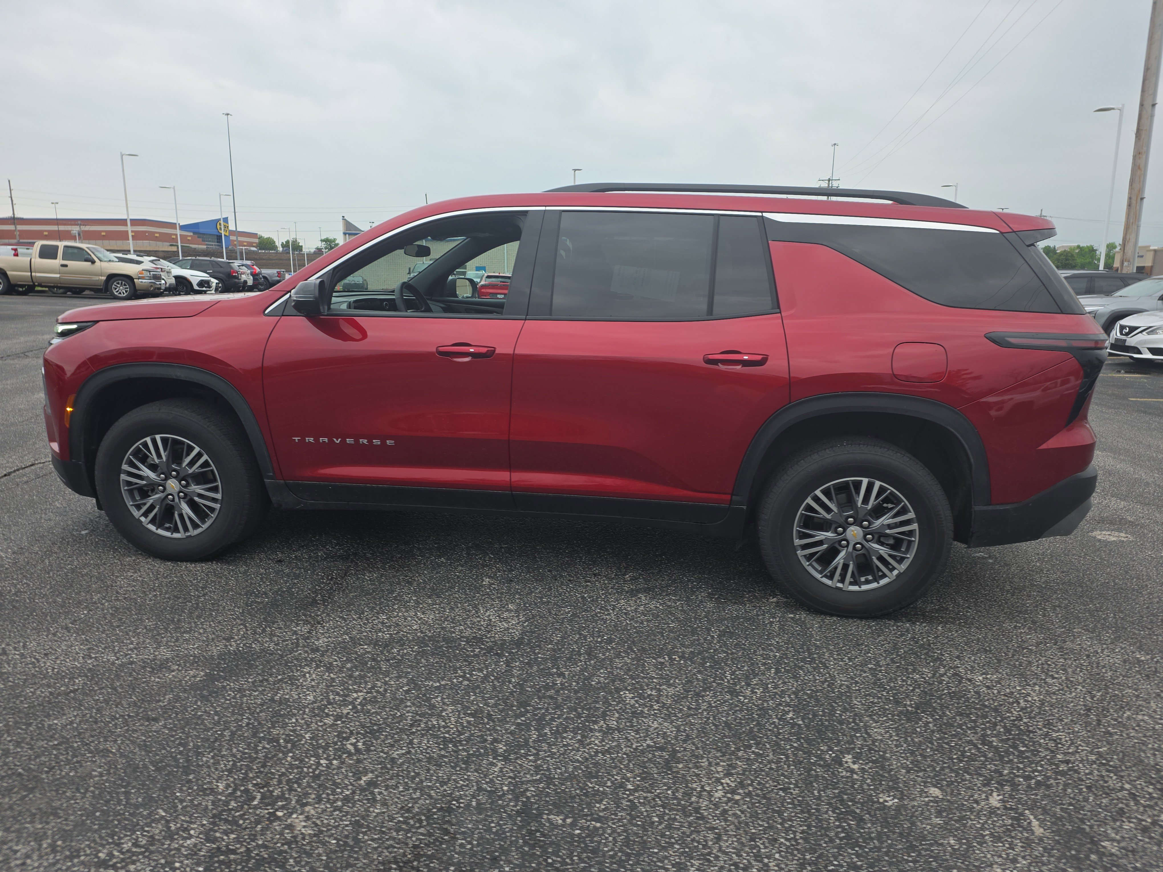 Used 2025 Chevrolet Traverse LT w/ Driver Confidence Package FWD image 6