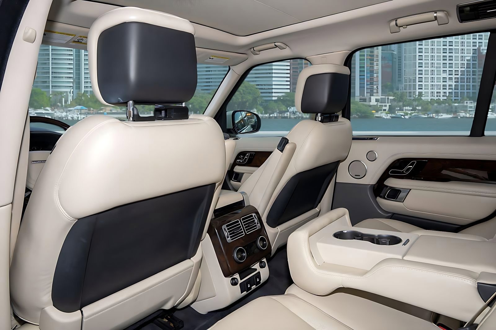 Used 2018 Land Rover Range Rover Supercharged image 4