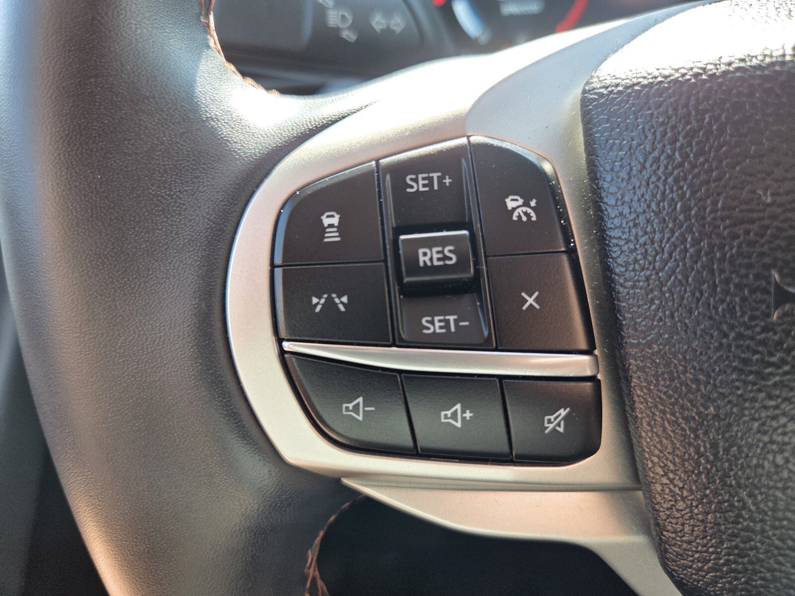 Used 2025 Ford Explorer Active RWD image 27