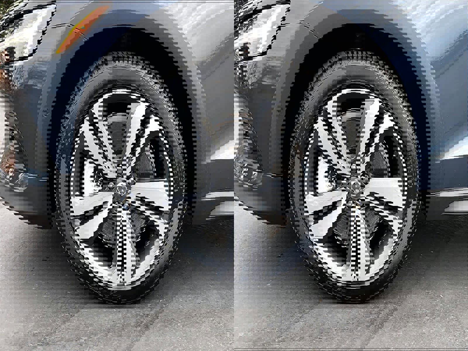 Used 2025 Volvo V60 B5 Cross Country Plus image 12