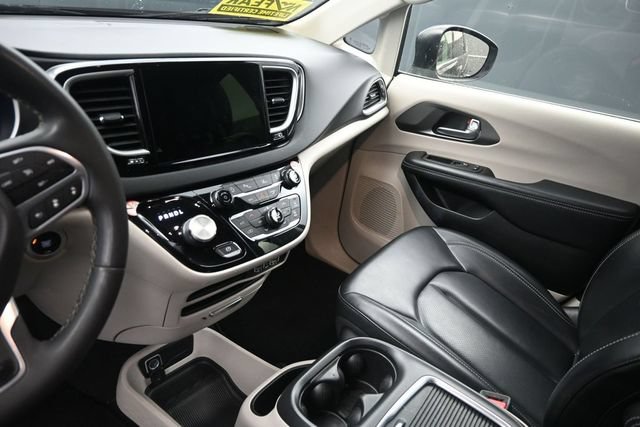Used 2023 Chrysler Pacifica Touring-L FWD image 16