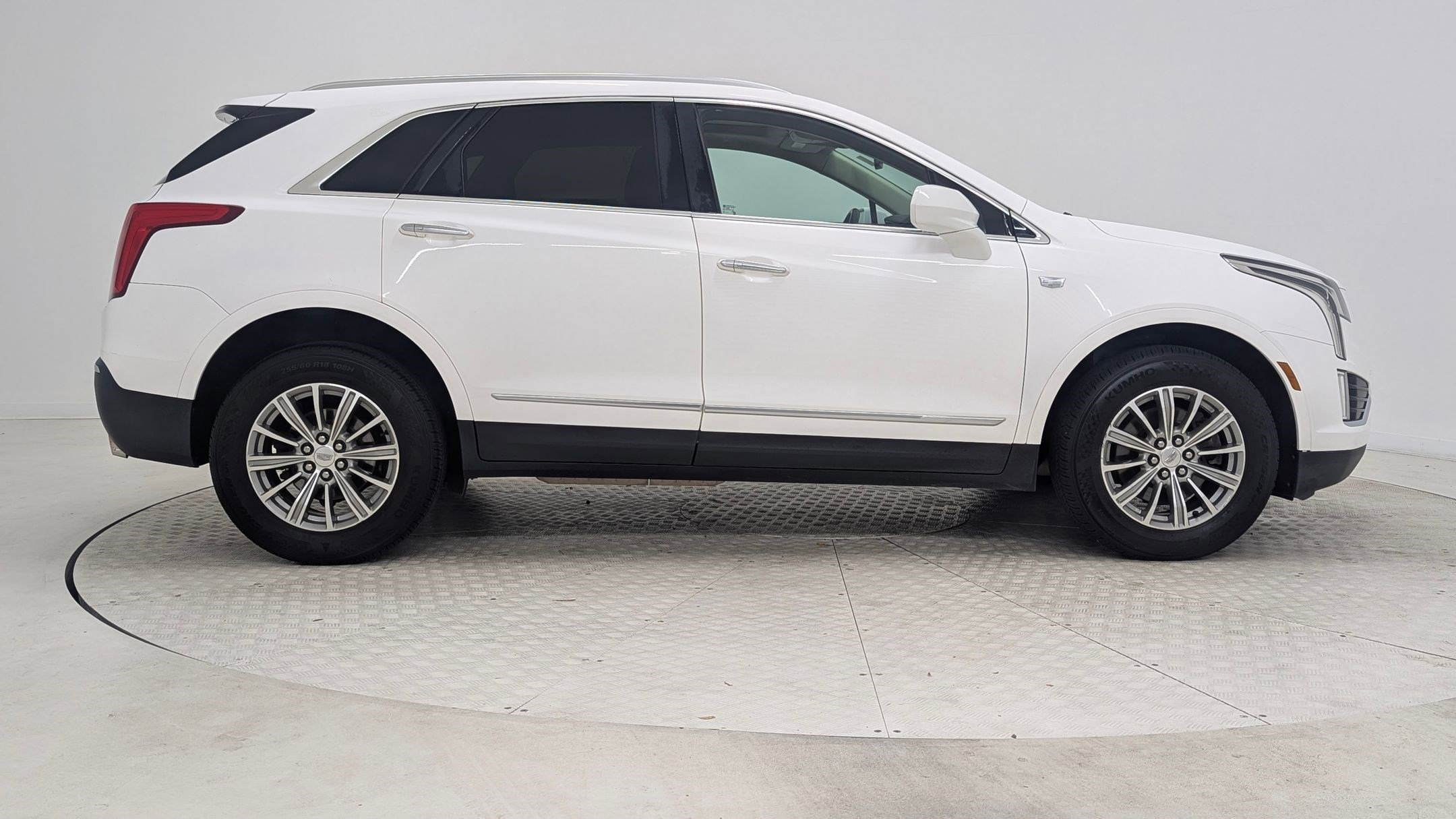 Used 2017 Cadillac XT5 Luxury w/ Driver Awareness Package image 7