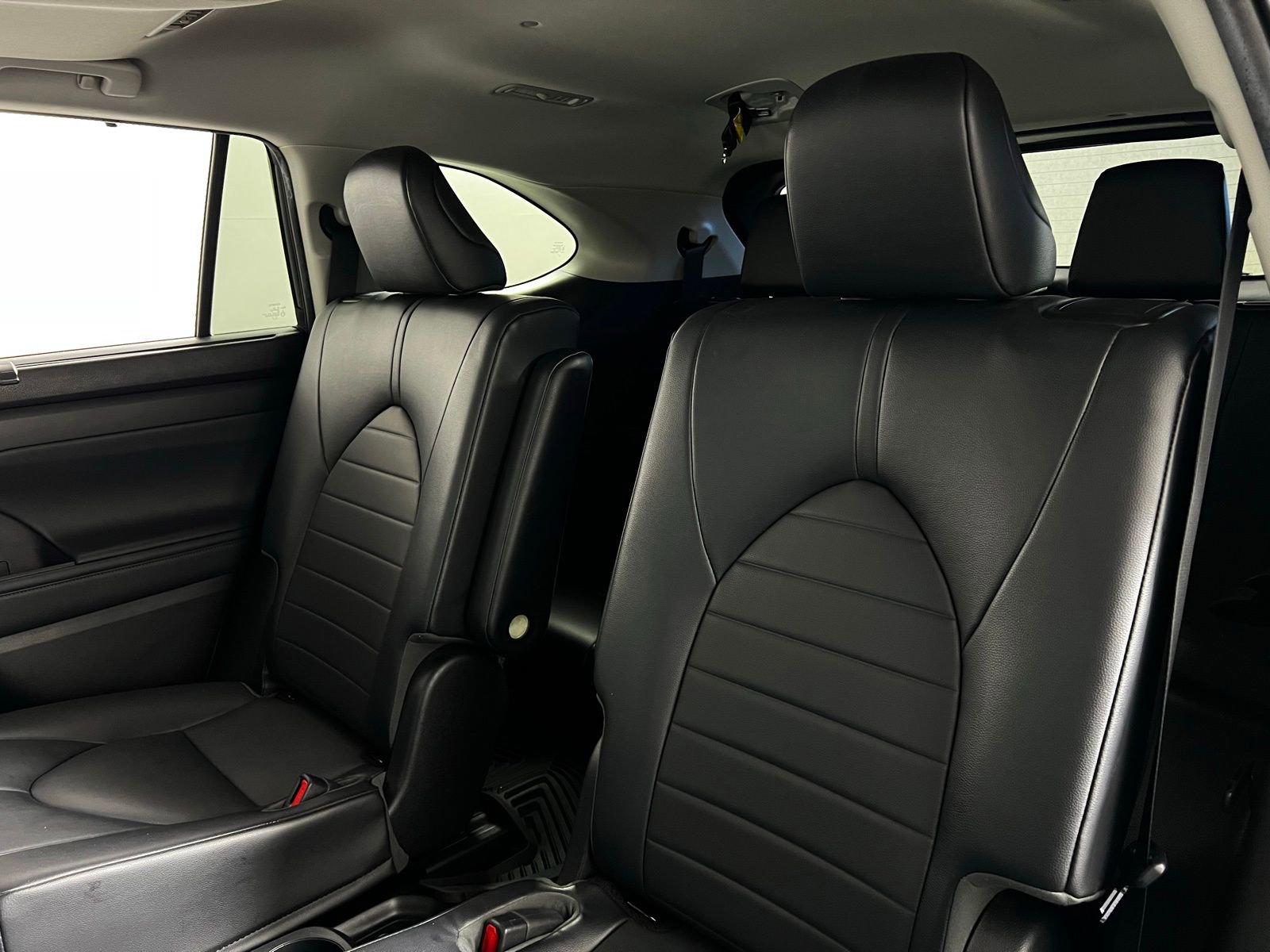 Used 2022 Toyota Highlander XLE FWD image 24