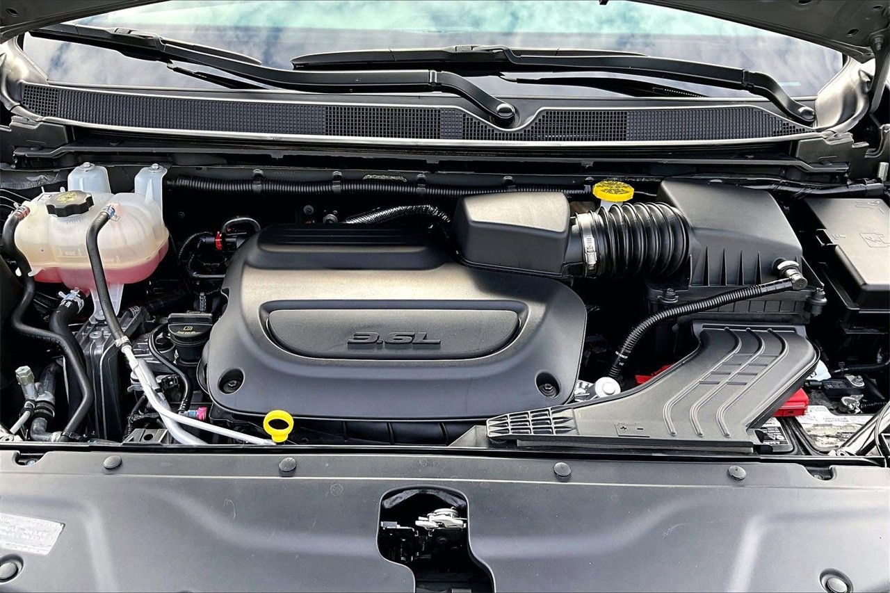 Used 2023 Chrysler Pacifica Limited w/ S Appearance Package image 37