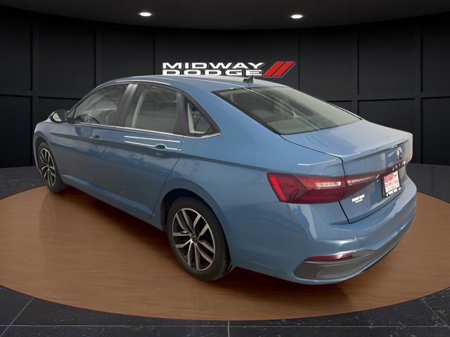 Used 2025 Volkswagen Jetta SE FWD image 3