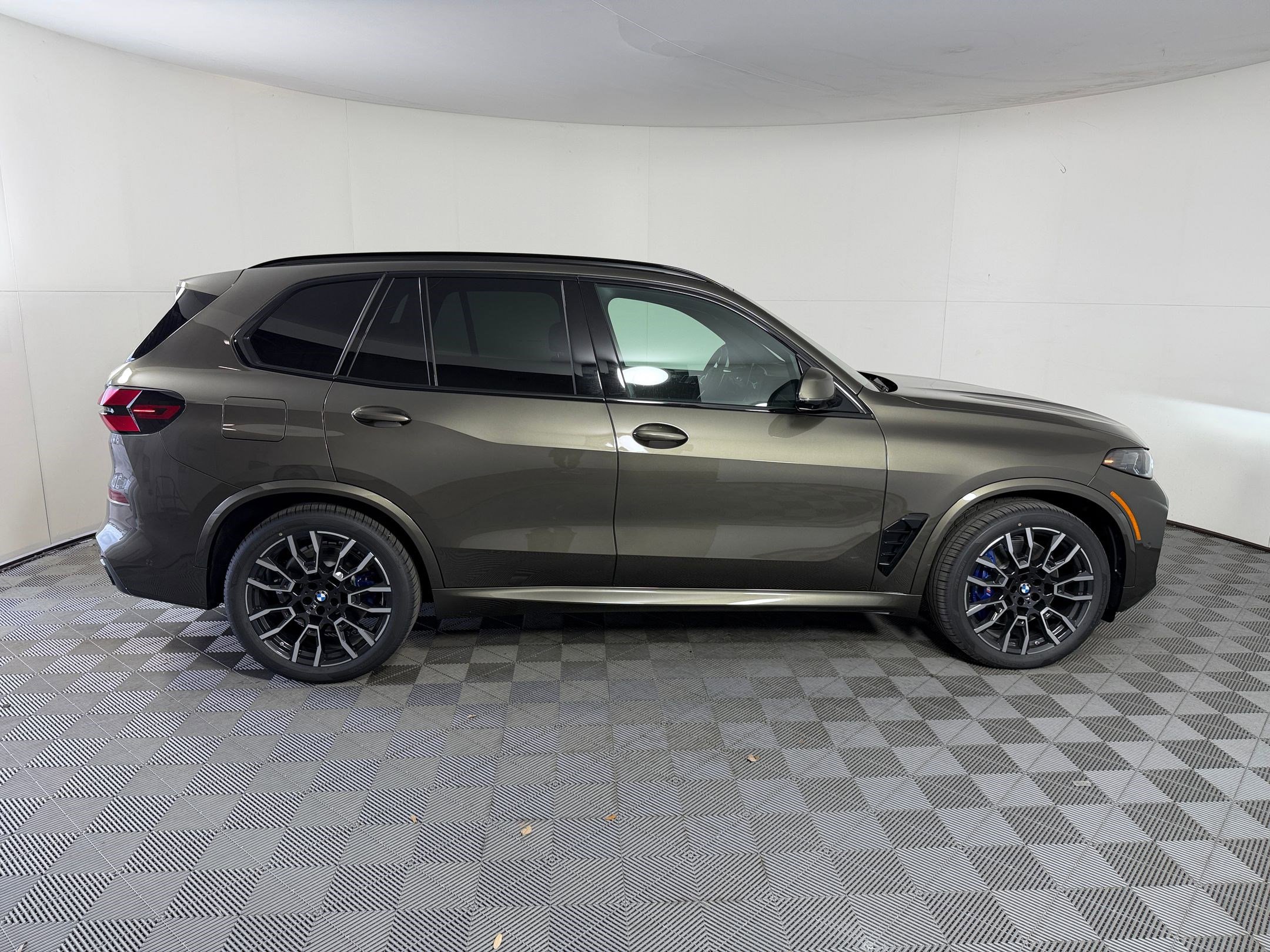 New 2026 BMW X5 xDrive50e w/ M Sport Package AWD/4WD image 8