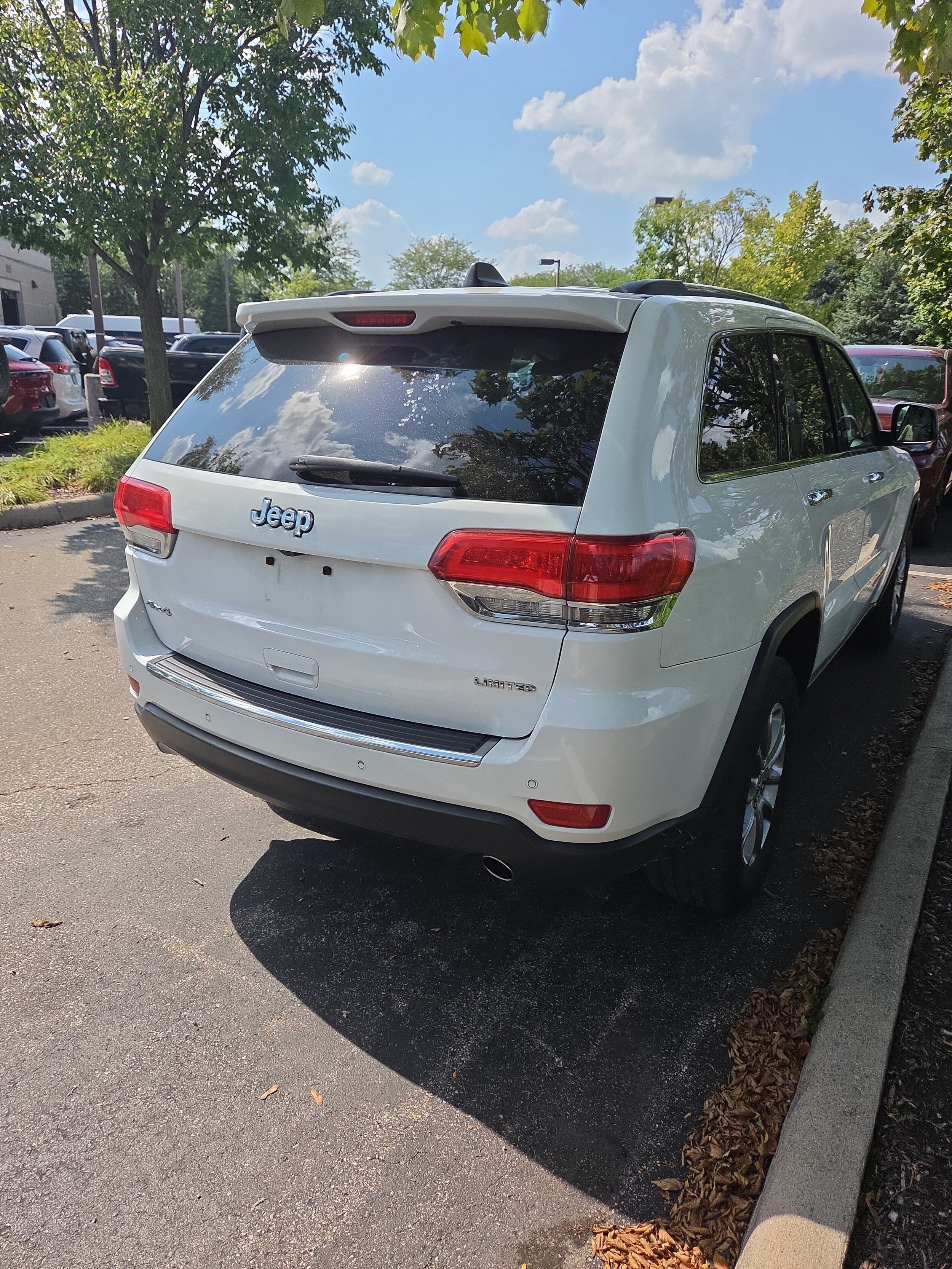 Used 2016 Jeep Grand Cherokee Limited AWD/4WD image 3