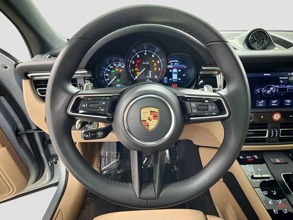 Certified 2025 Porsche Macan AWD/4WD image 12