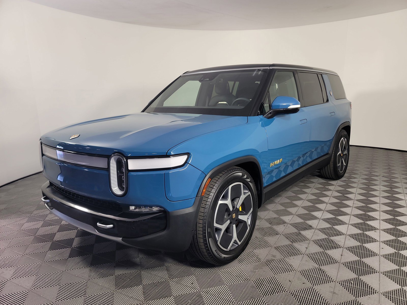 Used 2024 Rivian R1S Adventure