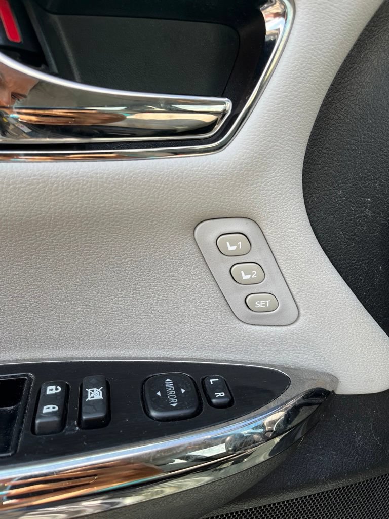 Used 2016 Toyota Avalon XLE Premium w/ Protection Package FWD image 8