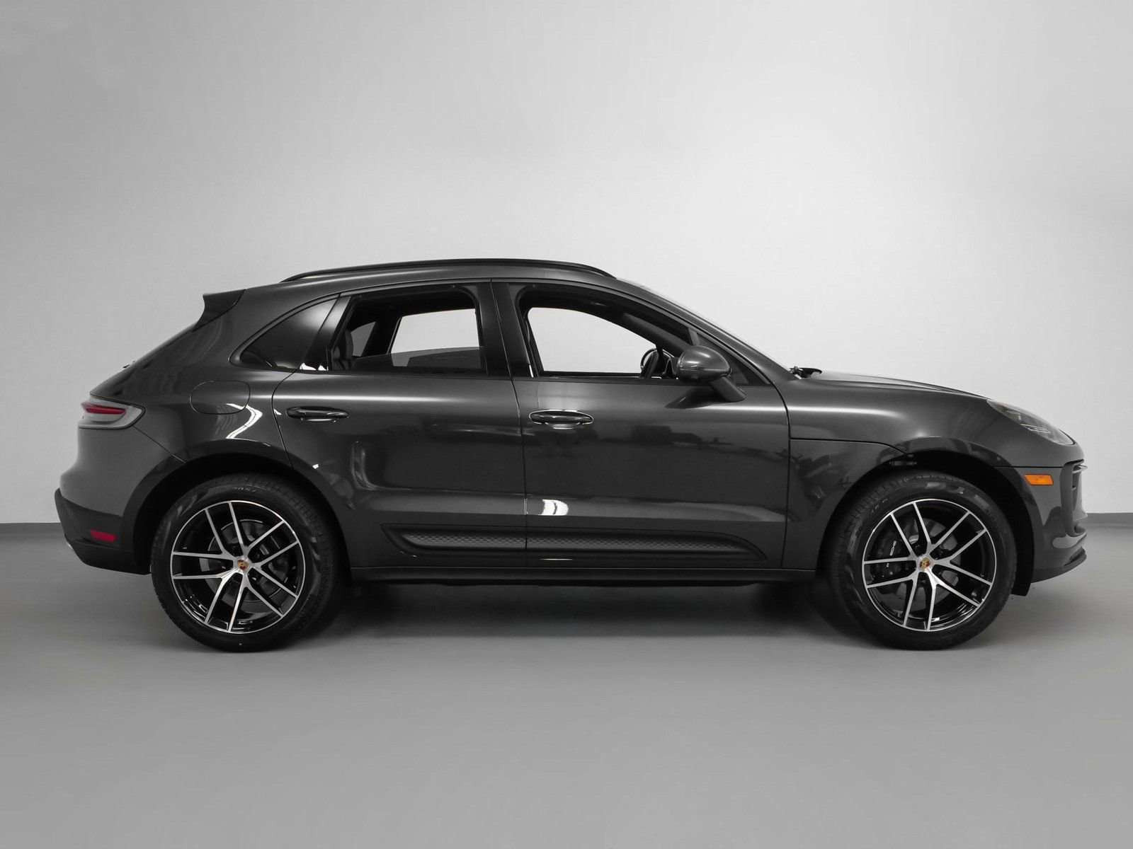 Certified 2025 Porsche Macan image 12