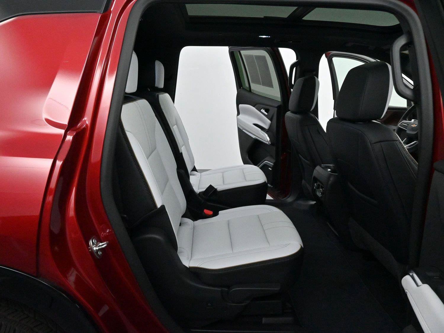 Used 2025 Chevrolet Traverse High Country AWD/4WD image 36