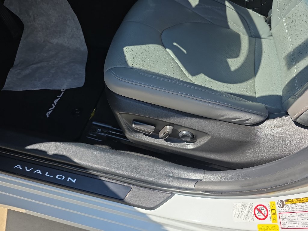 Used 2019 Toyota Avalon Limited FWD image 13