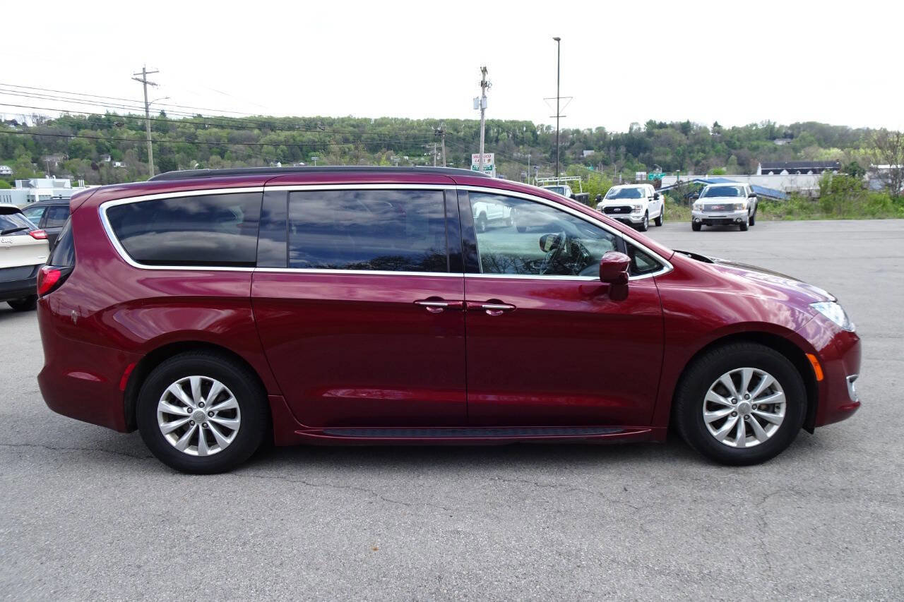 Used 2018 Chrysler Pacifica Touring Plus FWD image 5