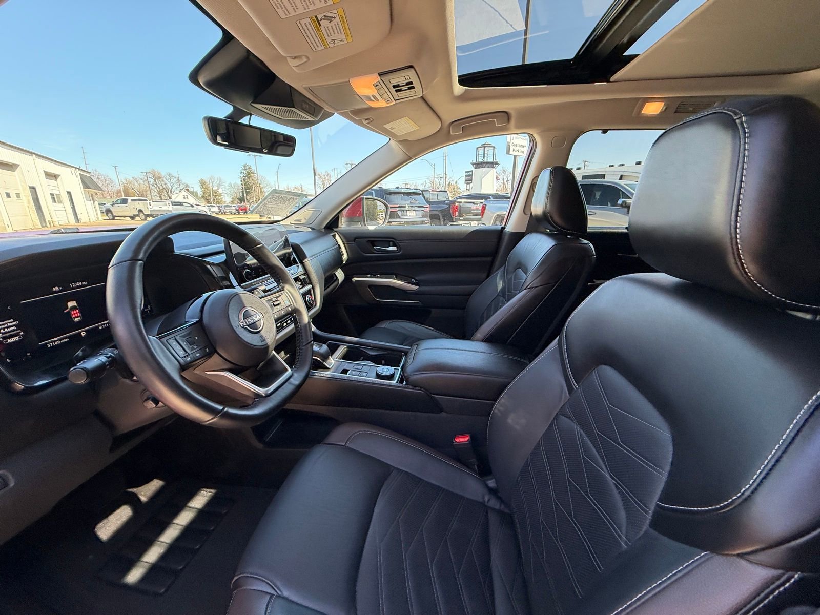 Used 2023 Nissan Pathfinder Platinum w/ Cargo Package image 10