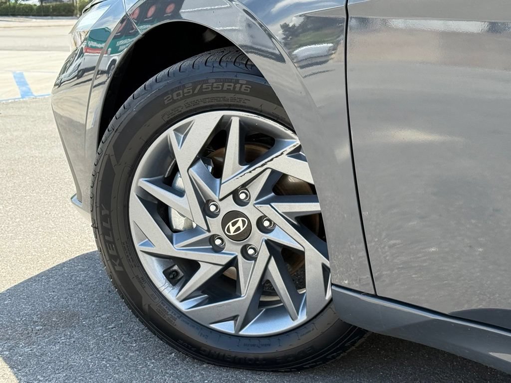 Used 2025 Hyundai Elantra Hybrid FWD image 18