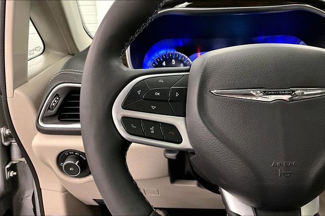Used 2024 Chrysler Pacifica Limited image 25