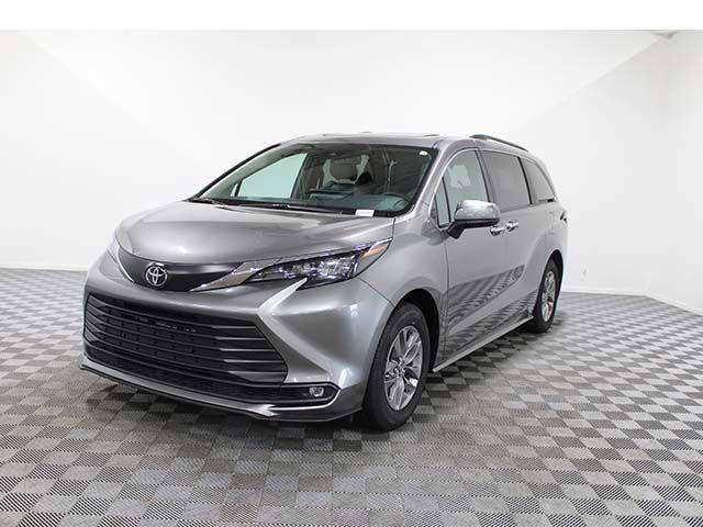 Certified 2026 Toyota Sienna XLE FWD image 2