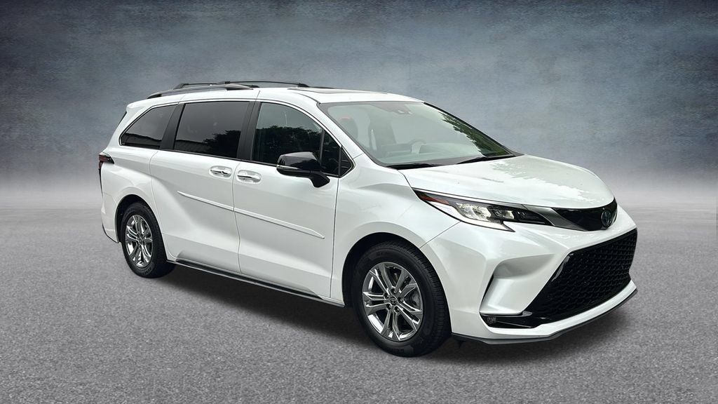 Used 2023 Toyota Sienna XSE AWD/4WD image 2