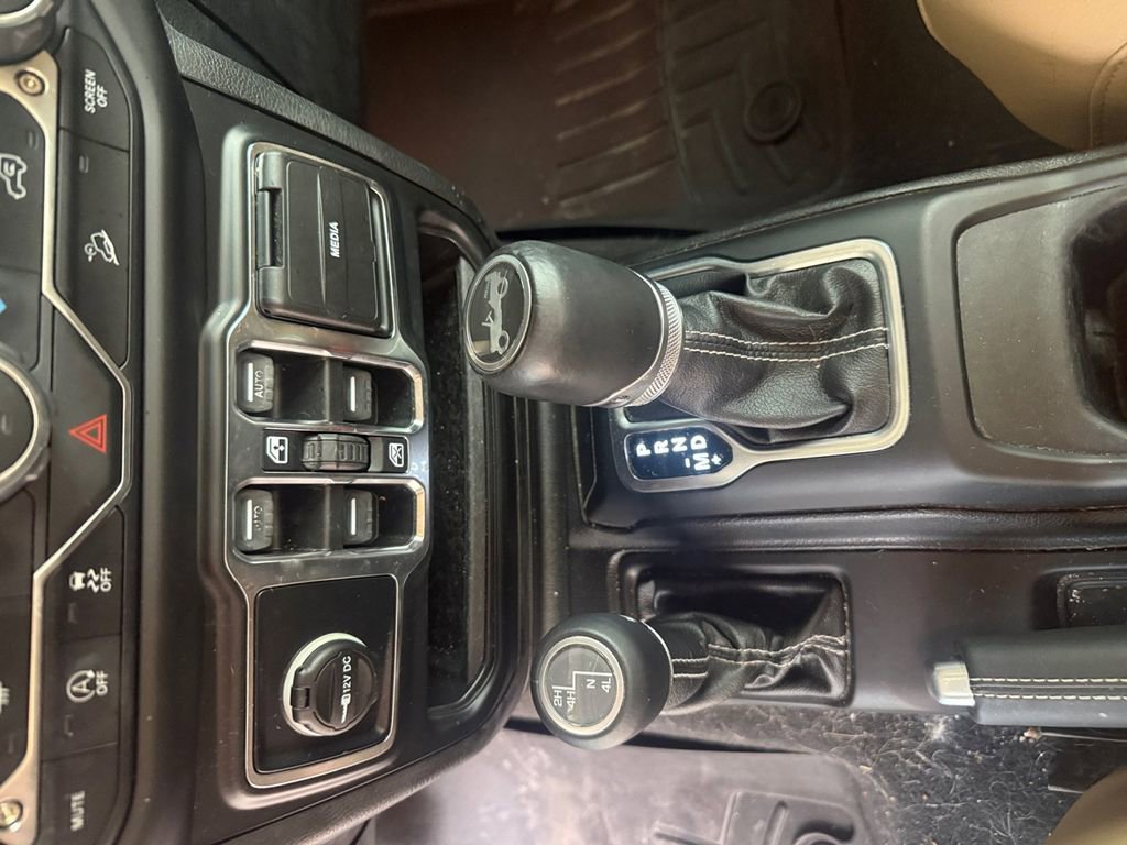 Used 2019 Jeep Wrangler Unlimited Sahara AWD/4WD image 16