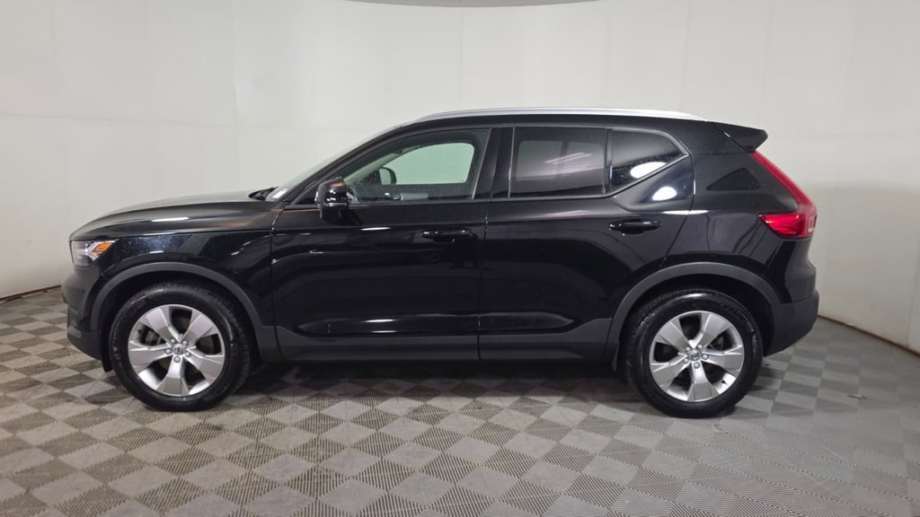 Used 2021 Volvo XC40 T5 Momentum w/ Climate Package image 3