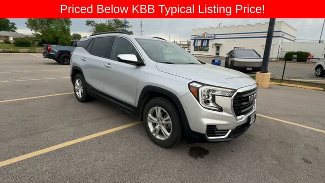 Used 2022 GMC Terrain SLE w/ Driver Convenience Package FWD image 2