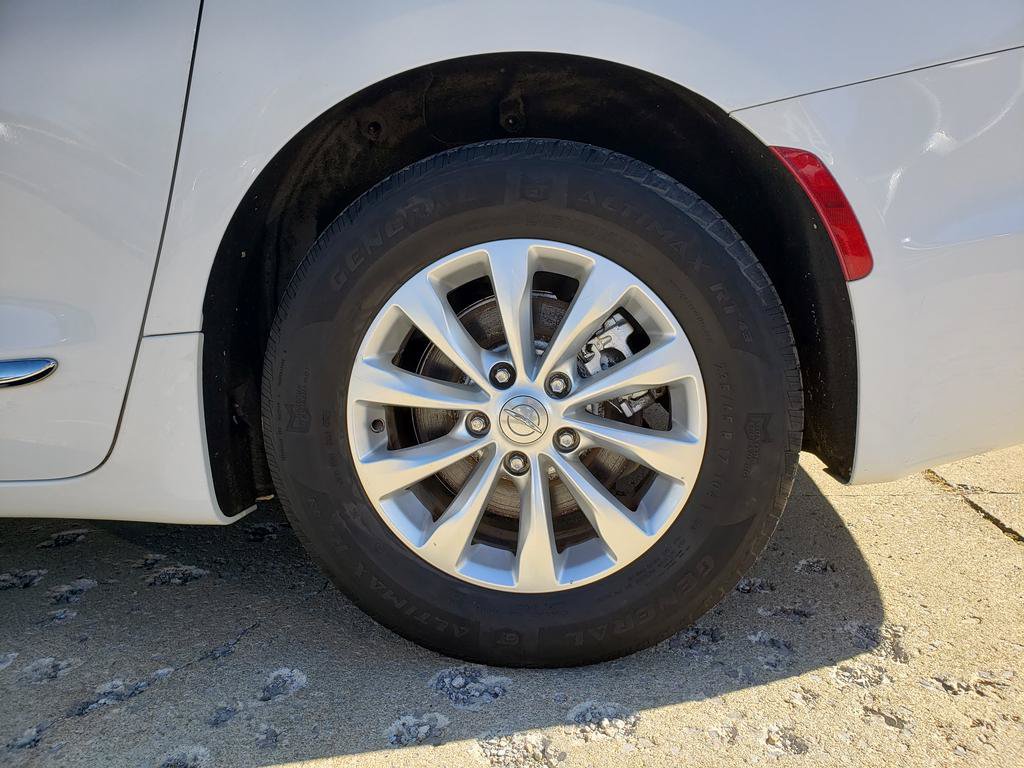 Used 2018 Chrysler Pacifica Touring-L FWD image 24