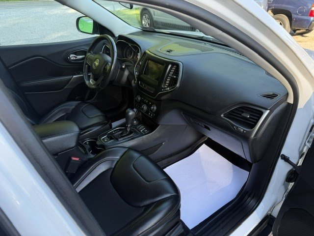 Used 2019 Jeep Cherokee Latitude Plus AWD/4WD image 12