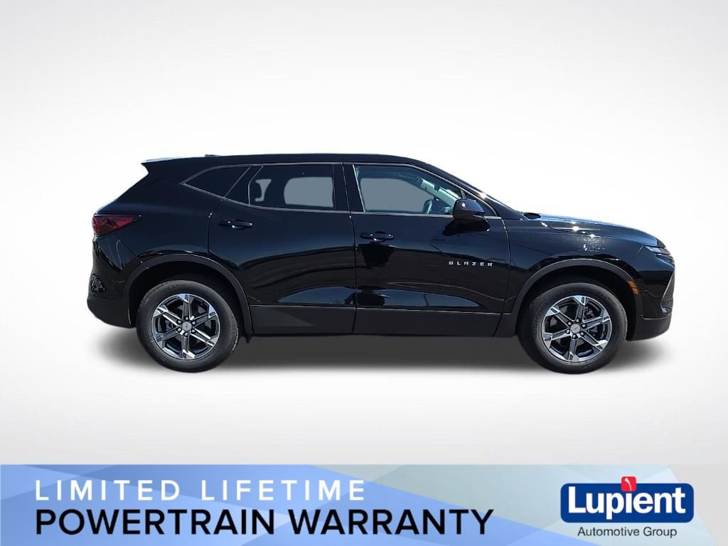 Used 2025 Chevrolet Blazer LT image 2