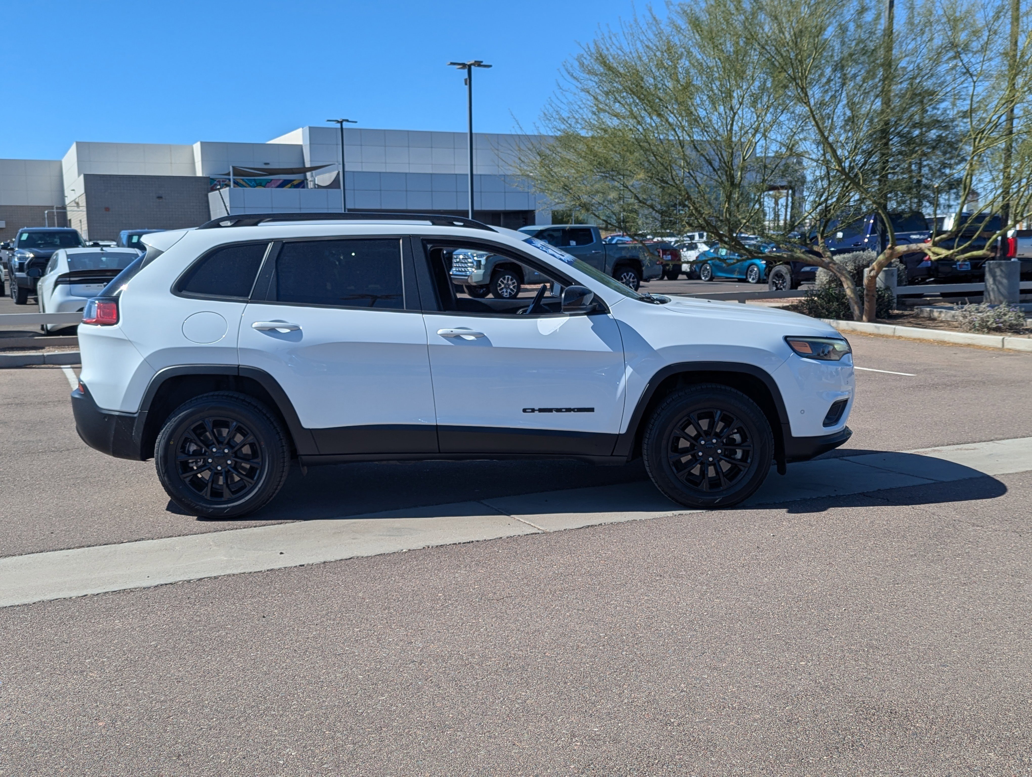 Used 2023 Jeep Cherokee Altitude Lux image 7