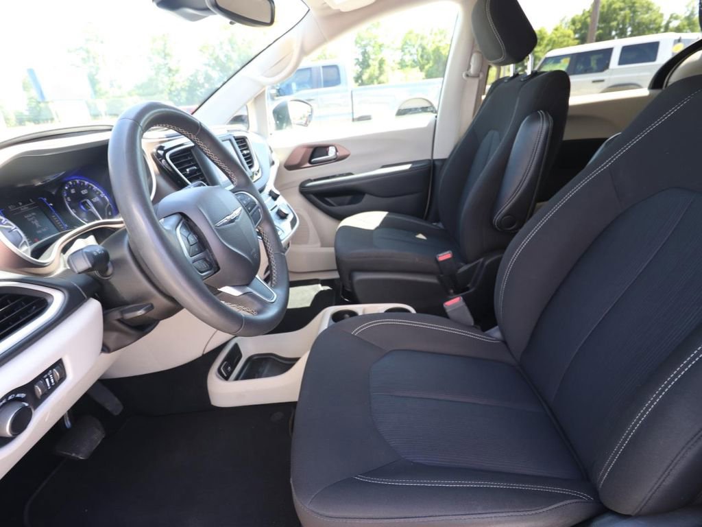 Used 2023 Chrysler Voyager LX image 2