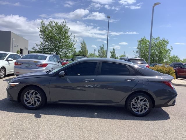 Certified 2024 Hyundai Elantra Blue FWD image 9