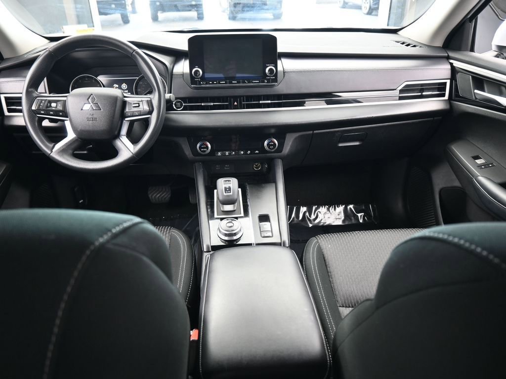 Used 2023 Mitsubishi Outlander ES image 38