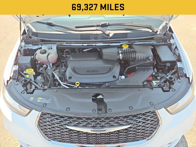 Used 2023 Chrysler Pacifica Touring-L FWD image 4