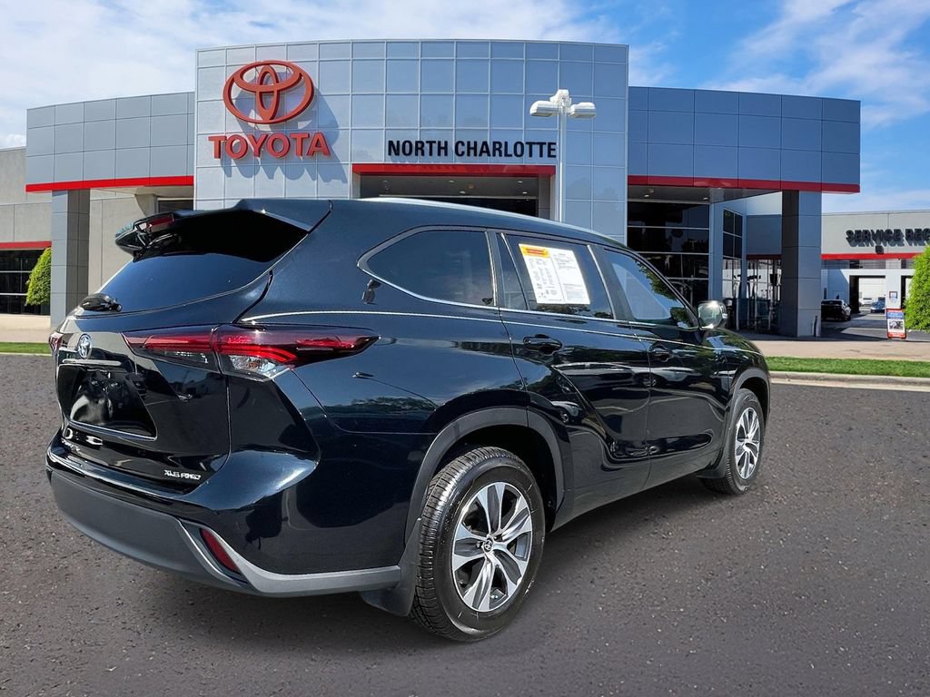 Used 2024 Toyota Highlander XLE AWD/4WD image 7