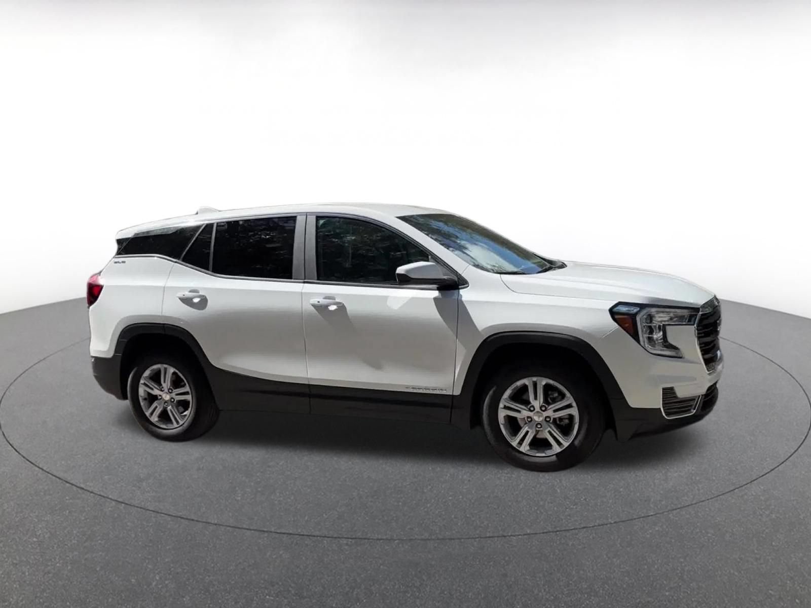 Used 2024 GMC Terrain SLE FWD image 2