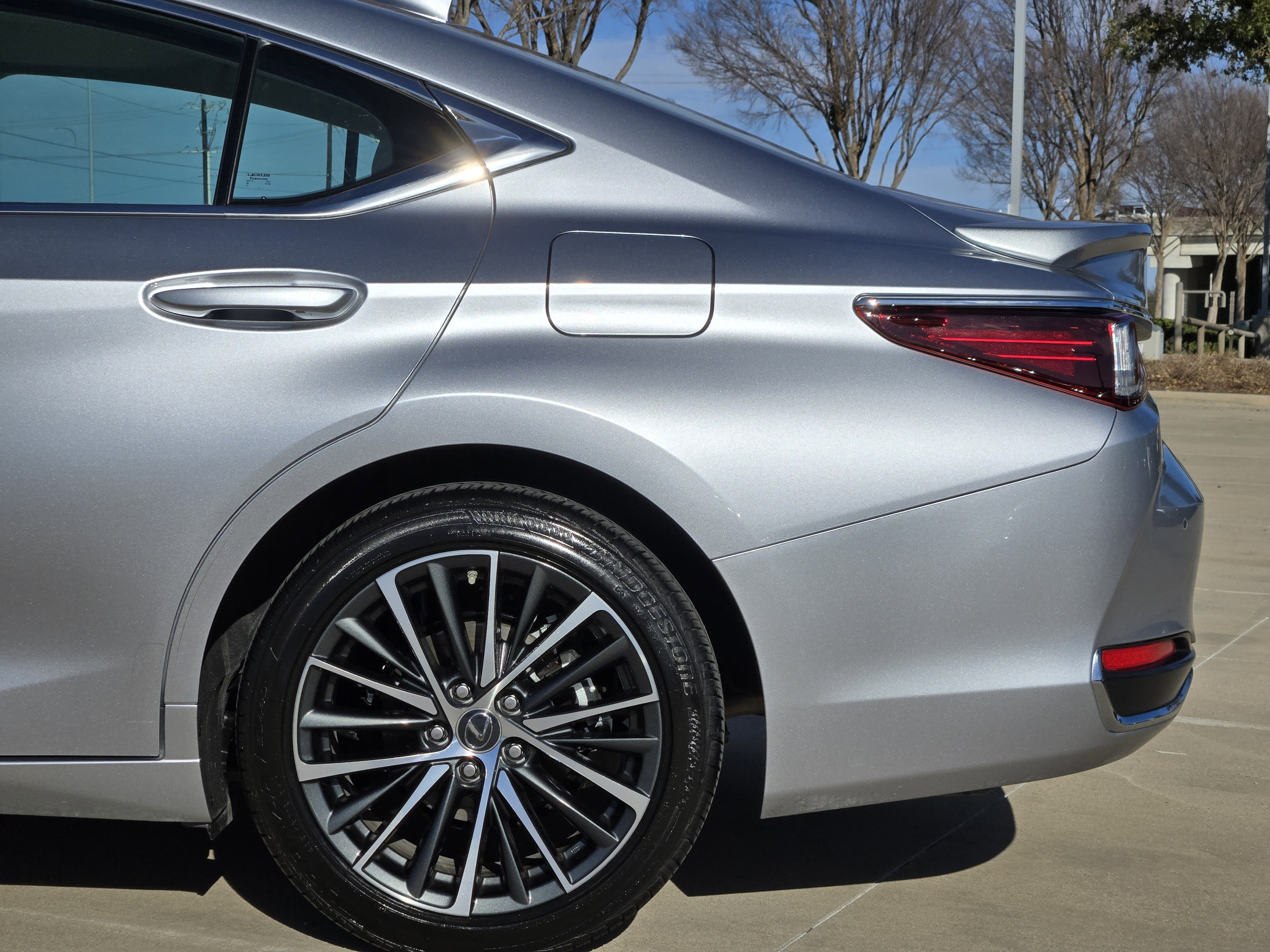 Used 2025 Lexus ES 300h w/ Premium Package image 16