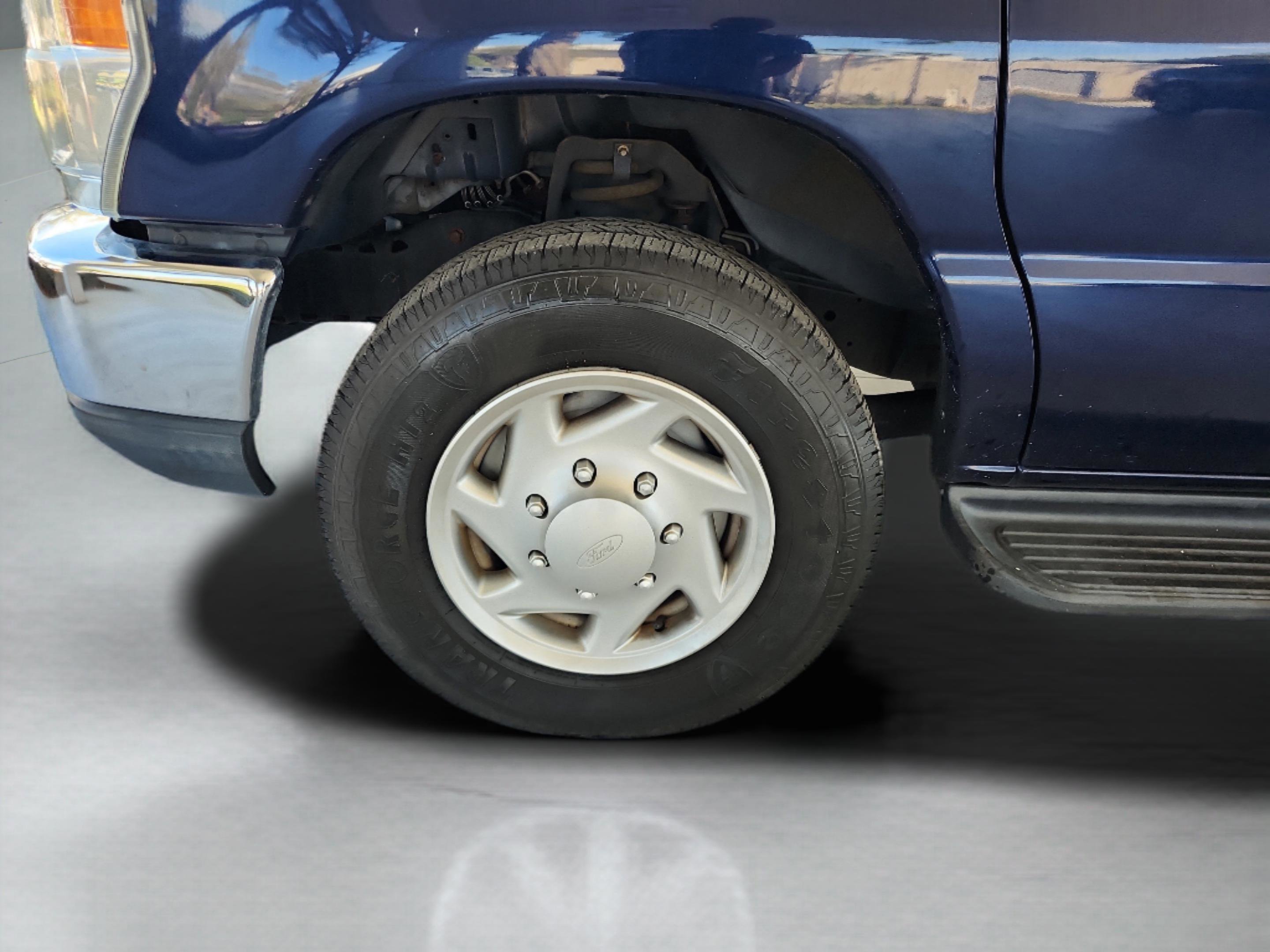 Used 2013 Ford E-350 and Econoline 350 XLT image 9