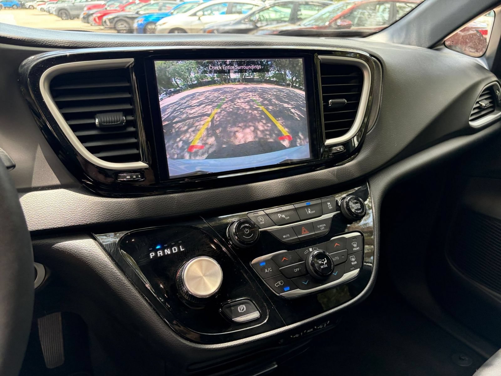 Used 2025 Chrysler Pacifica Select FWD image 16