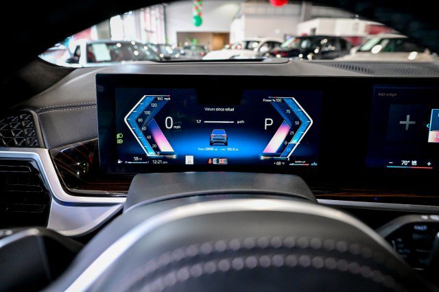 Used 2024 BMW X7 xDrive40i w/ M Sport Package image 32