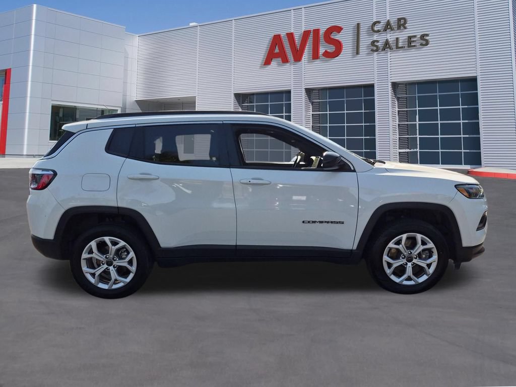 Used 2025 Jeep Compass Latitude w/ Sun & Sound Group AWD/4WD image 5