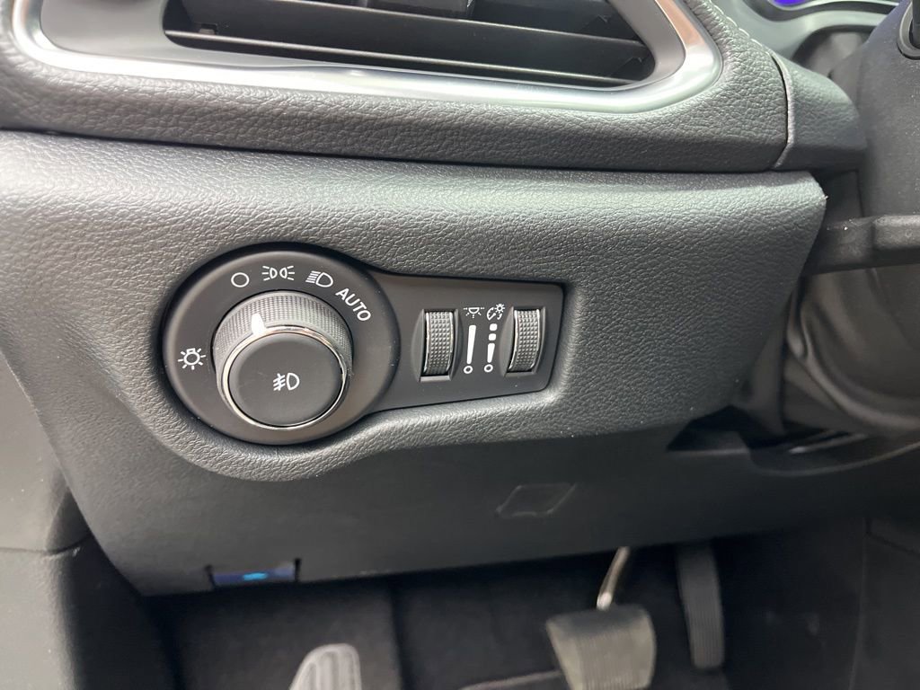 New 2026 Chrysler Pacifica Limited w/ Uconnect Theater Family Group image 15