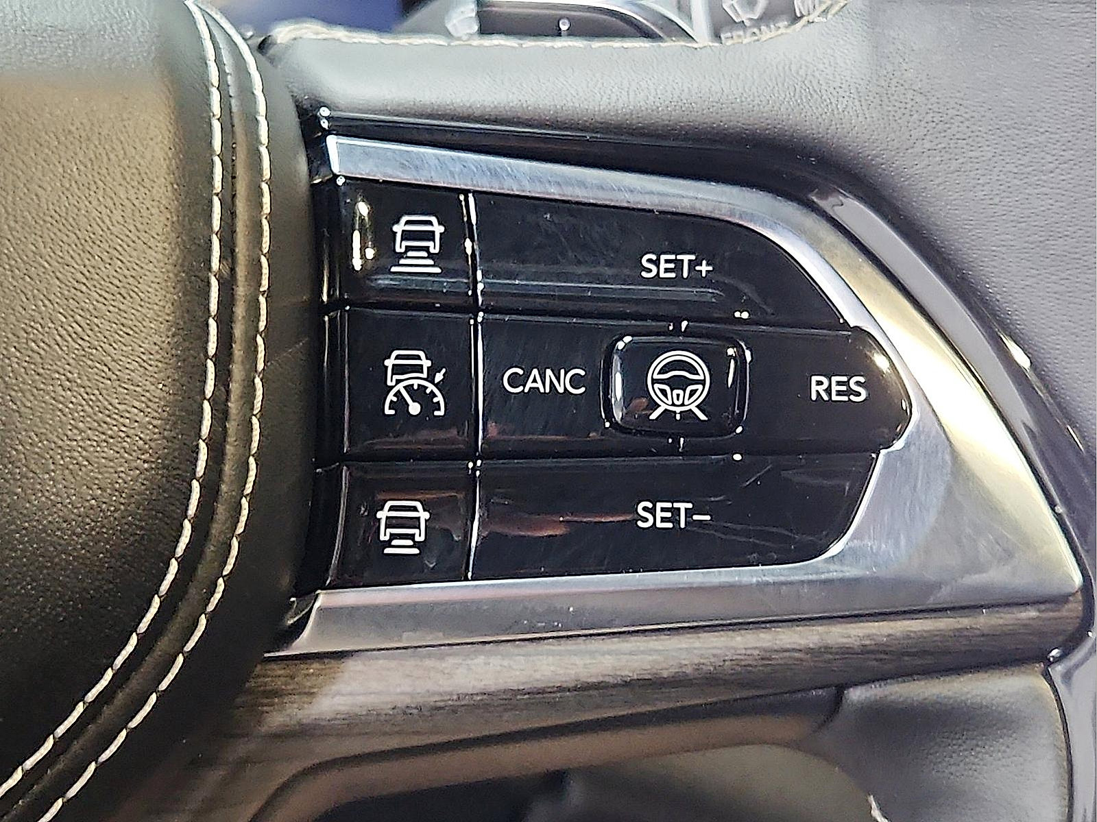 Used 2024 Jeep Grand Cherokee L Overland w/ Advanced Protech Group III AWD/4WD image 18