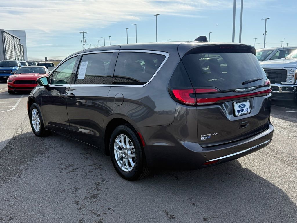 Used 2023 Chrysler Pacifica Touring-L image 33