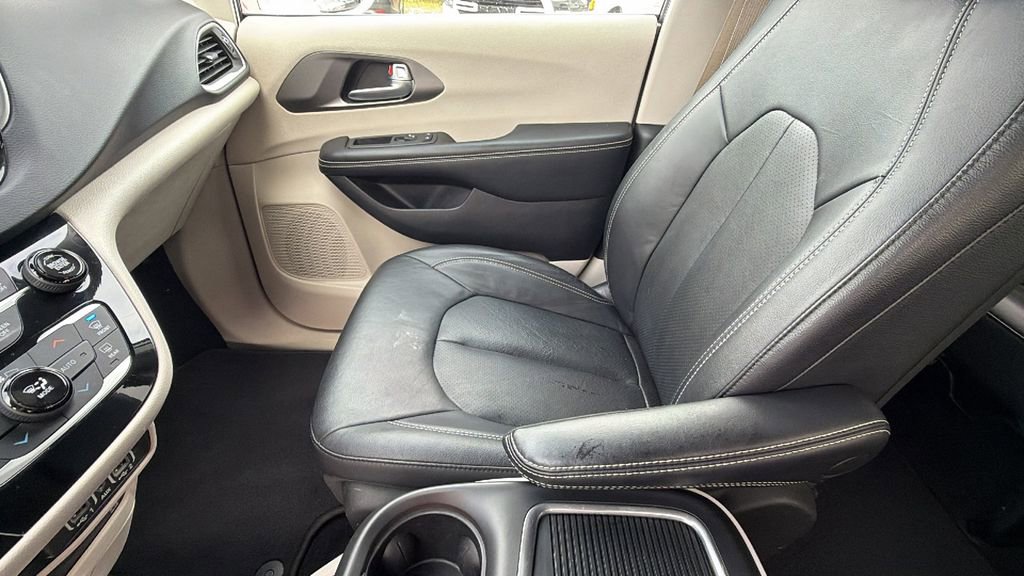 Used 2022 Chrysler Pacifica Touring-L w/ Uconnect Theater Family Group image 21