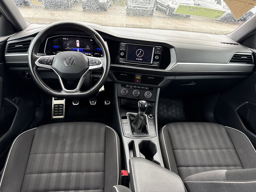 Used 2024 Volkswagen Jetta Sport image 5
