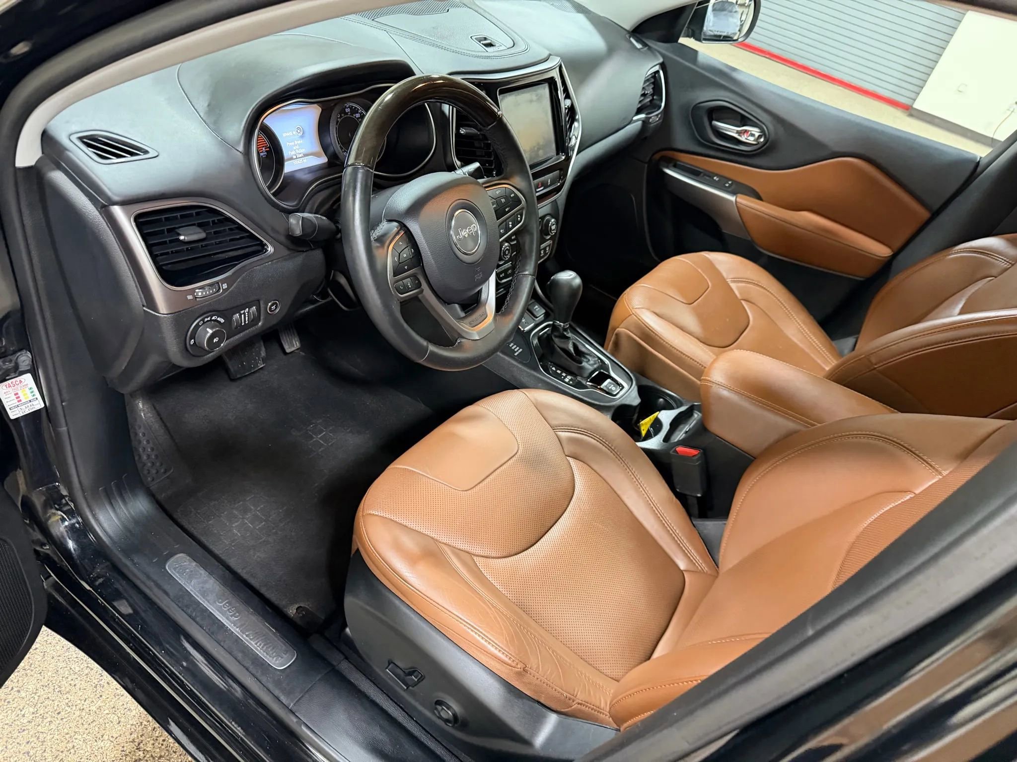 Used 2019 Jeep Cherokee Overland w/ Technology Group image 30
