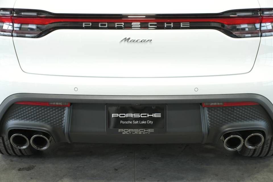 Certified 2025 Porsche Macan AWD/4WD image 39