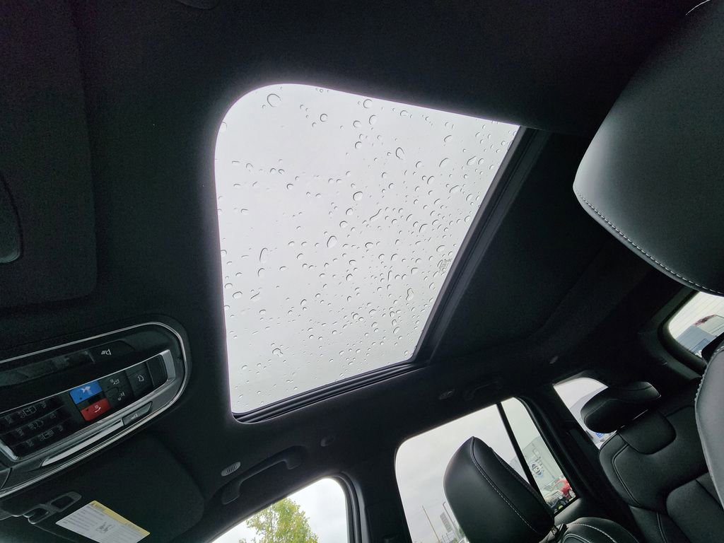 New 2025 Jeep Grand Cherokee Limited w/ Black Appearance Package image 18