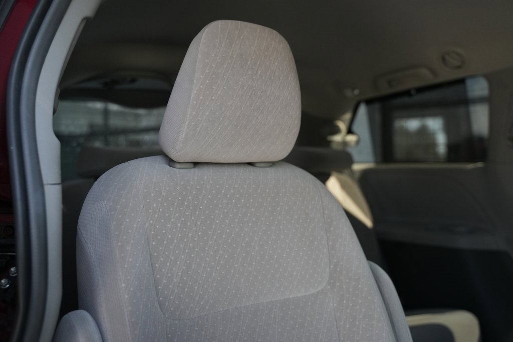 Used 2018 Toyota Sienna LE image 36